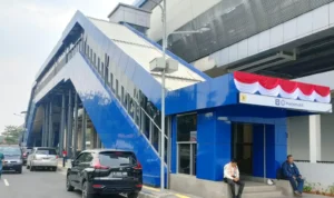 Tidak Memiliki Kantong Parkir, Warga Parkir di Badan Jalan Depan Stasiun LRT