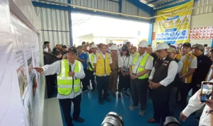 Kemenko Marves Luhut Binsar Pandjaitan Tinjau TPST Cicukang Oxbow Untuk Penanggulangan Sampah . Foto Agi Jabar Ekspres