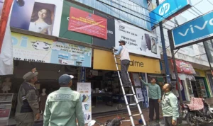 Memalukan! Brand HP Ternama Tak Bayar Pajak Reklame? Petugas dari Bidang Pendapatan Kota Banjar dan PPNS Satpol PP Kota Banjar memasang media peringatan di papan reklame salah satu brand handphone ternama yang menunggak pajak di salah satu konter di Kota Banjar, Selasa (19/8).