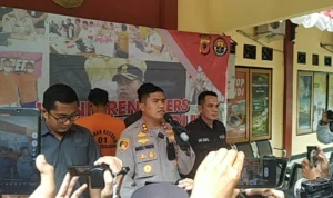 Kesal dengan Sang Istri, Ayah di Sukabumi Aniaya Anak Balitanya Kapolres Sukabumi, AKBP Maruly Pardede (tengah) saat melakukan konferensi pers soal kasus kekerasan terhadap anak.