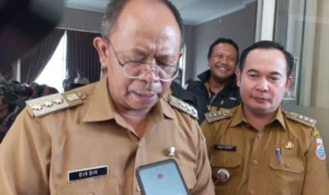 Pj Wali Kota Cimahi Dikdik S Nugrahawan didampingi Camat Cimahi Selatan Asep Ajat Jayadi saat diwawanaca awak media belum lama ini / Cecep Herdi
