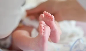 Viral Ibu Meninggalkan Bayinya di Halte dengan Sepucuk Surat, Ini Penyebabnya