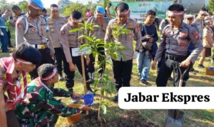 Polrestabes Bandung Lakukan Penghijauan Tanam 1500 Pohon Polrestabes Bandung Lakukan Penghijauan Tanam 1500 Pohon