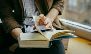 Media Literasi Kampus Institut Agam Islam Nazhatut Thullab (MLK IAI Nata) Sampang, Jawa Timur, telah menemukan kejanggalan dalam delapan buku pelajaran jenjang Madrasah Tsanawiyah (MTS).