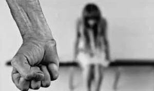 Sebuah insiden memilukan terjadi di Kecamatan Citamiang, Sukabumi, ketika seorang remaja perempuan berusia 15 tahun, berinisial P, mengalami luka-luka akibat kepalanya dilindas oleh segerombolan pemuda.