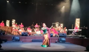 Ridwan Kamil Apresiasi Pagelaran Samba Sunda di ISBI Bandung Kelompok musik Samba Sunda melakukan pertunjukan di Gedung Sunan Ambu Institut Seni Budaya Indonesia (ISBI) Bandung, Selasa 15 Agustus 2023 malam.