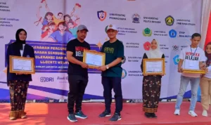 Kepala LLDIKTI IV, Dr Samsuri menyerahkan penghargaan saat kegiatan Gebyar LLDIKTI dalam rangka menyambut HUT ke-78 Indonesia di Gedung Diklat LLDIKTI Wilayah IV, Jatinangor, Kabupaten Sumedang, Rabu 16 Agustus 2023.