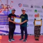 Kepala LLDIKTI IV, Dr Samsuri menyerahkan penghargaan saat kegiatan Gebyar LLDIKTI dalam rangka menyambut HUT ke-78 Indonesia di Gedung Diklat LLDIKTI Wilayah IV, Jatinangor, Kabupaten Sumedang, Rabu 16 Agustus 2023.