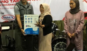 Musisi Marcell Siahaan menjalin kolaborasi dengan Sanex untuk memerihkan HUT RI dengan menyerahkan bingkisan bagi warga.