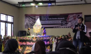 Lestarikan Budaya, Ganjartivity Melakukan Pagelaran Wayang Golek di Bandung Kelompok Sukarelawan Ganjar Pranowo yang tergabung dalam Ganjartivity melakukan pagelaran wayang golek, di Gedung Serbaguna RW11, Kelurahan Gumuruh, Kecamatan Batununggal, Bandung, Jawa Barat.