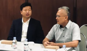 Universitas Inaba MoU dengan Grand Border Resources PTY LTD Australia Rektor Universitas Inaba Dr Mochammad Mukti Ali (kanan) saat menjalin Memorandum of Understanding (MoU) dengan pihak Grand Border Resources PTY LTD Australia.