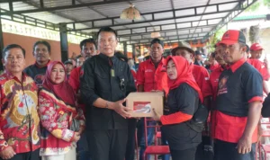 Anggota Komisi I DPR RI, Mayjen TNI (p) TB Hasanuddin menyerahkan bantuan 1.000 paket sembako kepada masyarakat di Kabupaten Majalengka.