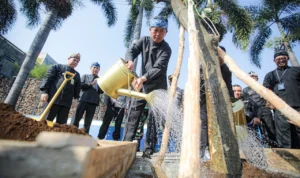 Plh Wali Kota Bandung, Ema Sumarna pada pencanangan OTW Bandung Teduh, di Jalan Sudirman, Kamis 3 Agustus 2023.