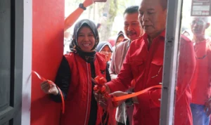 Anggota Komisi I DPR RI Mayjen TNI (p) TB Hasanuddin saat meresmikan rumah tidak layak huni atau Rutilahu milik Ibu Epon di Kabupaten Sumedang.