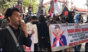 SAMPAIKAN ASPIRASI: Massa Aliansi Rakyat Cianjur Bergerak menyerukan untuk memeriksa penggunaan anggaran Koni Cianjur.