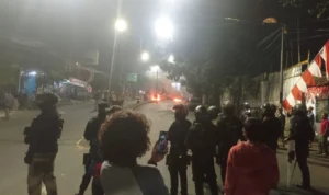 Suasana kekecewaan warga Dago Elos dengan memblokir Jalan Dago akibat laporan mereka ditolak kepolisian, tadi malam.