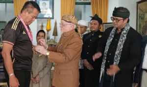 Anggota DPR RI Mayjen TNI (p) TB Hasanuddin mendorong bergotongroyong membantu biaya operasional Museum Prabu Geusan Ulun di Jalan Prabu Geusan Ulun No. 40 Sumedang.