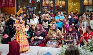 Perkuat Warisan Budaya, Ratusan Anak hingga Dewasa Ikuti Fashion Show Busana Nusantara