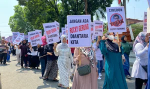 Forum Gerakan 'Cirebon Adem Ayem' Demo Tolak Rocky Gerung Forum Gerakan 'Cirebon Adem Ayem' Demo Tolak Rocky Gerung