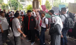 Belum Mendapatkan Sekolah, Masyarakat dan Orang Tua Siswa Miskin Geruduk Balaikota Depok
