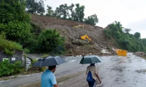 Dalam dampak tragis dari banjir dan tanah longsor yang menerjang, sedikitnya 58 nyawa telah melayang, termasuk sembilan jiwa yang terperangkap dalam runtuhnya sebuah kuil yang populer di India.