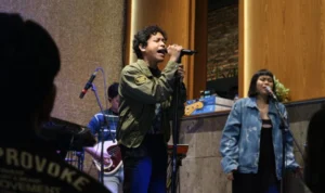 Album Kedua Hindia: Tidak Bisa Kalahkan Album "Menari dengan Bayangan"