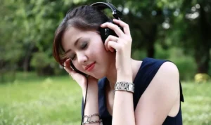 Musik Terbaik untuk Didengarkan di Pagi Hari, Panduan Lengkap Cara Memulai Hari dengan Positive Vibes!