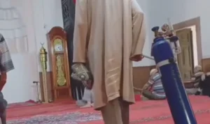 Video Viral Lansia Sholat di Mesjid Sembari Membawa Tabung Oksigen Video Viral Lansia Sholat di Mesjid Sembari Membawa Tabung Oksigen