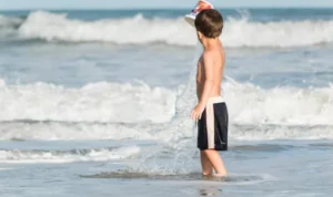 Heboh di TikTok, Pasangan Kekasih Tak Sengaja Rekam Bocah yang Nyaris Tenggelam di Pantai