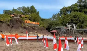 Rumah Zakat Unfurls The Red and White Flag on The RI-Malaysia Border