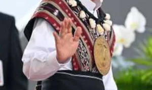 Presiden Jokowi Berbaju Adat Tanimbar Maluku