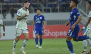 Marc Klok (Jersey Putih) selamatkan muka Persib Bandung.