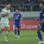 Liga 1 2023/2024: COMEBACK! Dua Pinalti Marc Klok Selamatkan Muka Persib Bandung Marc Klok (Jersey Putih) selamatkan muka Persib Bandung.