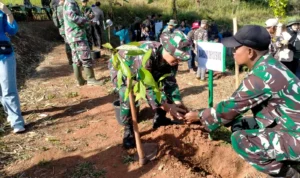 Kodim 0610/Sumedang Bersama Forkopimcam, FKPPI dan Mahasiswa Lakukan Penghijauan di Sumedang
