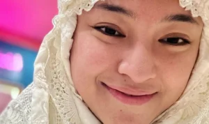 Marshanda baca alkitab
