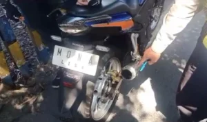 Pengendara motor di surabaya menggunakan plat bertuliskan mona lisa