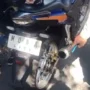 Pengendara motor di surabaya menggunakan plat bertuliskan mona lisa