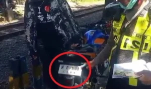 Demen Banget Sama Leonardo Da Vinci, Biker Surabaya Bikin Plat Nomor Monalisa