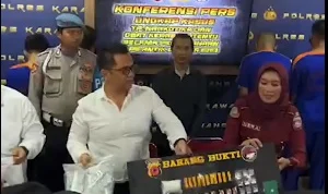 Kasat Narkoba Polres Karawang AKP Arif Zaenal Arifin saat menggelar konferensi pers di Mako Polres Karawang terkait penyalaghunaan narkoba berupa sabu dengan modus permen. (instagram @PolresKarawang)