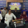 Kasat Narkoba Polres Karawang AKP Arif Zaenal Arifin saat menggelar konferensi pers di Mako Polres Karawang terkait penyalaghunaan narkoba berupa sabu dengan modus permen. (instagram @PolresKarawang)