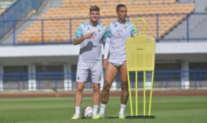 Duet Lini Belakang Persib Bandung, Alberto Rodriguez dan Nick Kuipers.