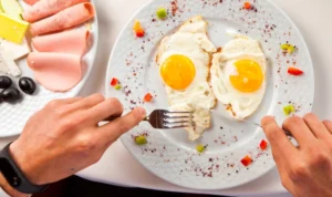 Mitos Telur Jadi Musuh Penderita Kolesterol, Benarkah? Simak di Sini!