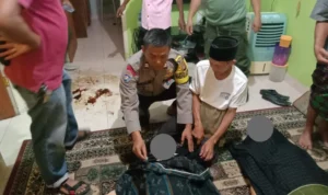 Pasutri berinisial MI (52) sumai dan MH (48) sang istri, ditemukan meninggal dunia secara bersama. (SANDIKA FADILAH/JABAREKSPRES)