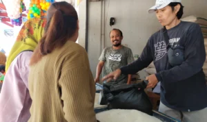 Inilah Strategi Pedagang Beras Eceran Pasar Sumedang, Tembus 5 Ton Sehari!