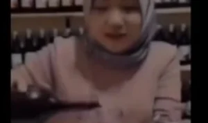 Wanita Berhijab Viral karena Aksi Minum Amer, Ngaku Pertama Kali!