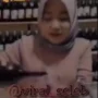 Wanita Berhijab Viral karena Aksi Minum Amer, Ngaku Pertama Kali!