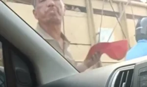 Viral di Medsos, Pengemis di Bandung Ludahi Kaca Mobil Pengendara yang Tak Memberi Uang Viral di Medsos, Pengemis di Bandung Ludahi Kaca Mobil Pengendara yang Tak Memberi Uang