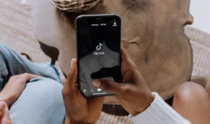 ILUSTRASI Cara Saling Long Text TikTok di HP/ Pexels/ cottonbro studio
