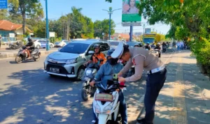 Momen Kemederkaan, Satlantas Polres Cirebon Kota Bagi-bagi Ribuan Bendera Momen Kemederkaan, Satlantas Polres Cirebon Kota Bagi-bagi Ribuan Bendera