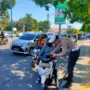 Momen Kemederkaan, Satlantas Polres Cirebon Kota Bagi-bagi Ribuan Bendera